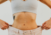 Ilustrasi perbandingan pakaian longgar dengan berat badan stabil