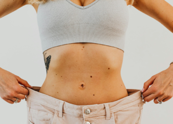 Ilustrasi perbandingan pakaian longgar dengan berat badan stabil