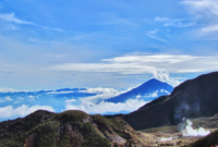 Pemandangan Gunung Papandayan yang menakjubkan dengan kawah aktif dan alam sekitarnya.