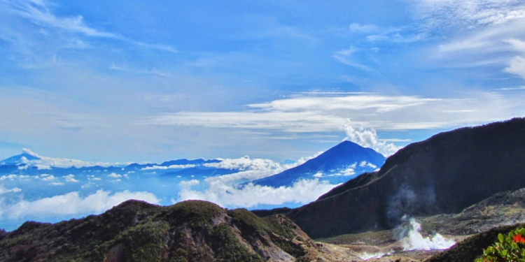 Pemandangan Gunung Papandayan yang menakjubkan dengan kawah aktif dan alam sekitarnya.