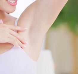 Ilustrasi ibu hamil mencukur atau mencabut bulu ketiak dengan aman