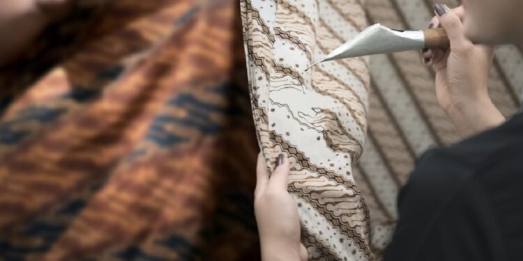 Batik Garut dengan motif khas dan warna cerah yang mencerminkan kekayaan budaya Indonesia.