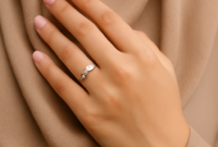 cincin tunangan di tangan muslimah, cincin tunangan, perhiasan muslimah