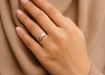 cincin tunangan di tangan muslimah, cincin tunangan, perhiasan muslimah