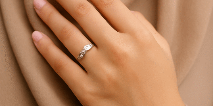 cincin tunangan di tangan muslimah, cincin tunangan, perhiasan muslimah