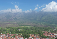 Keindahan alam Garut dengan gunung, danau, dan curug Keindahan alam Garut dengan gunung, danau, dan curug