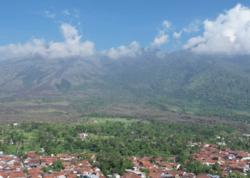 Keindahan alam Garut dengan gunung, danau, dan curug